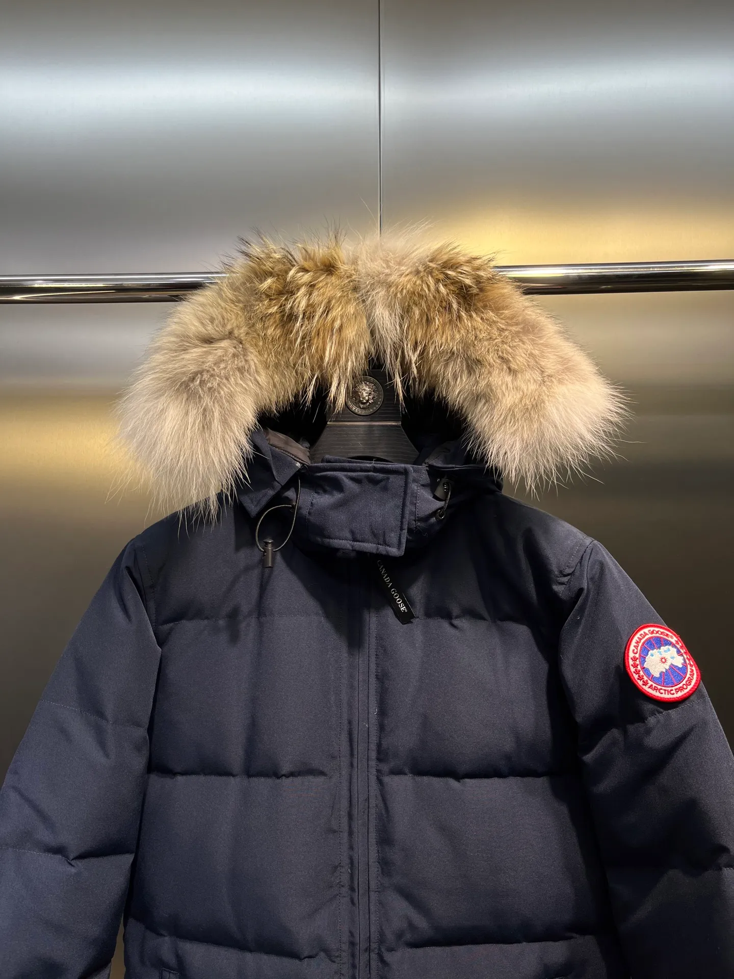 P860 Canada Goose Canada # Expedition04 Parker, a treasure of Canadian origin! Limited supply worldwide! Canada Goose Model 04 is a top-notch couple model, polar cold-proof outdoor series fur collar detachable hooded parka down jacket, the first Goose in 2024. I hope my partners like the top quality, and I hope everyone can evaluate it together! The most popular cool items of the Big Goose family in 2024 are online. The same popular product of Yi Yang Qianxi is said to be a joint limited edition Big Goose that cannot be bought in autumn and winter. If you dislike the sameness of the Big Goose in the past, then this model will definitely give you a different experience! This year's most powerful couple's collection for autumn and winter is online, a top-notch luxurious ready-to-wear style, paired with an outdoor warm down jacket with great style and charm! The most standard and classic items of the Daye family in the past two years are equipped with unique reflective stripes for embellishment, which further shows the high-end fashion performance effect. With the embellishment of hardware buckles, it has excellent performance effect. The upper body is clean, simple and elegant, even for urban leisure. It is suitable for various occasions. Designed with large pockets, this model has a large capacity and is equipped with reflective stripes, making it safer at night. It is suitable for various adventure activities. It is made of windproof and waterproof technical materials. The interior is filled with full white duck down, which is absolutely cold-proof and warm. It also has a stand-up collar design and fine fluff at the collar, with meticulous attention to detail! The charm of this model is also more spiritual, and the upper body has more temperament and specifications. It perfectly shows the ultra-high standard of fashionable performance of this model, integrating outdoor and life, and you can even create high-street wear! The most pinnacle limited-edition goose that we have presented so far, both in terms of design and detailed materials, it is completely outstanding. The grand and evergreen version design is matched with cool reflective elements. The overall appearance can be said to be quite high, and it has that kind of powerful outdoor performance! It combines high-end casual attributes with high-street style. It is high-grade, domineering, warm, and beautiful. The visibility of the upper body is quite strong, and the configuration of the owl element is highly brand-recognizable. It fully complements the overall brand performance and visual effects, and also has the high-end sense of fashion and fashionable performance. It is a must-buy product because it is the most awesome down brand on the planet and one of Canada's three national treasure brands. It is also a sentimental down luxury brand. In the field of polar cold-proof clothing, Goose has made an irreplaceable contribution... Size: xs s m l xl